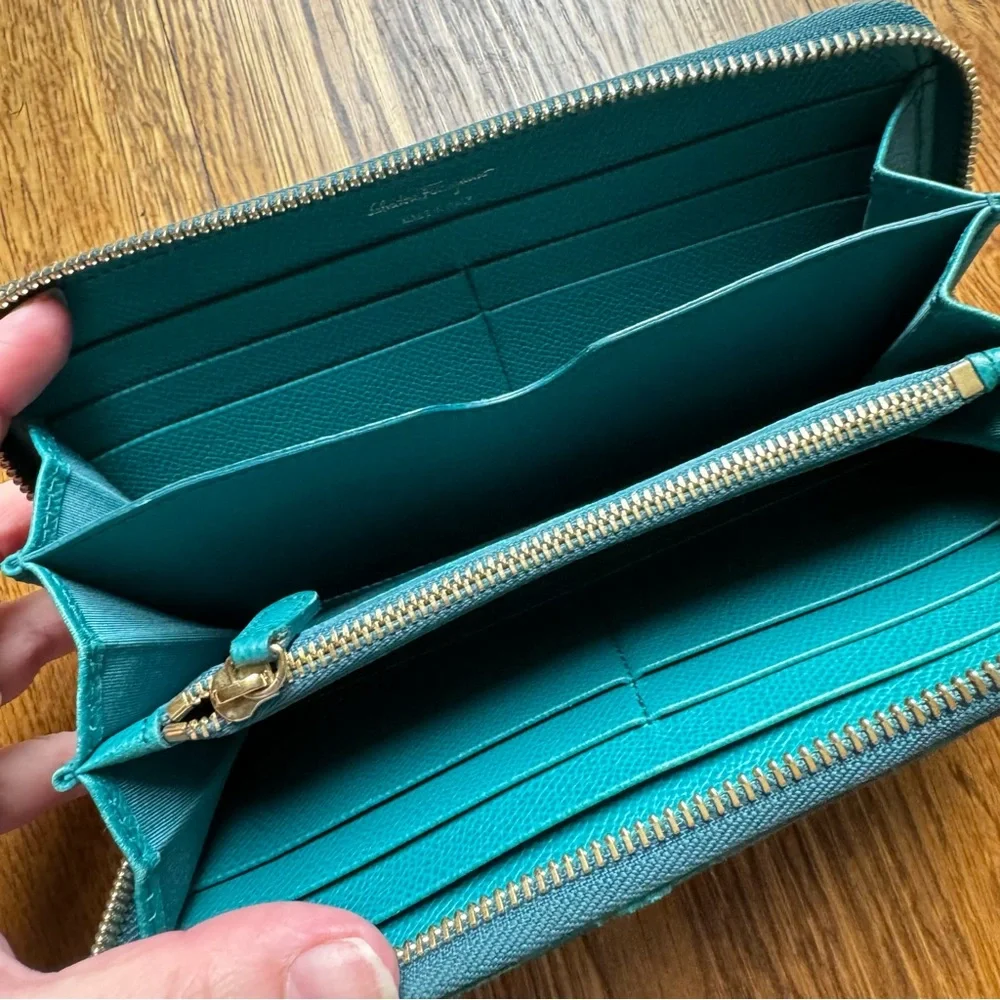 🩷LAST CHANCE🩷 Salvatore Ferragamo Teal Bow Zippy Wallet - Picture 4 of 8